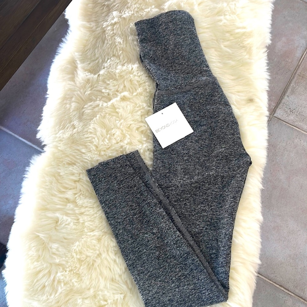 BRAND NEW Beyond Yoga pregnancy leggings